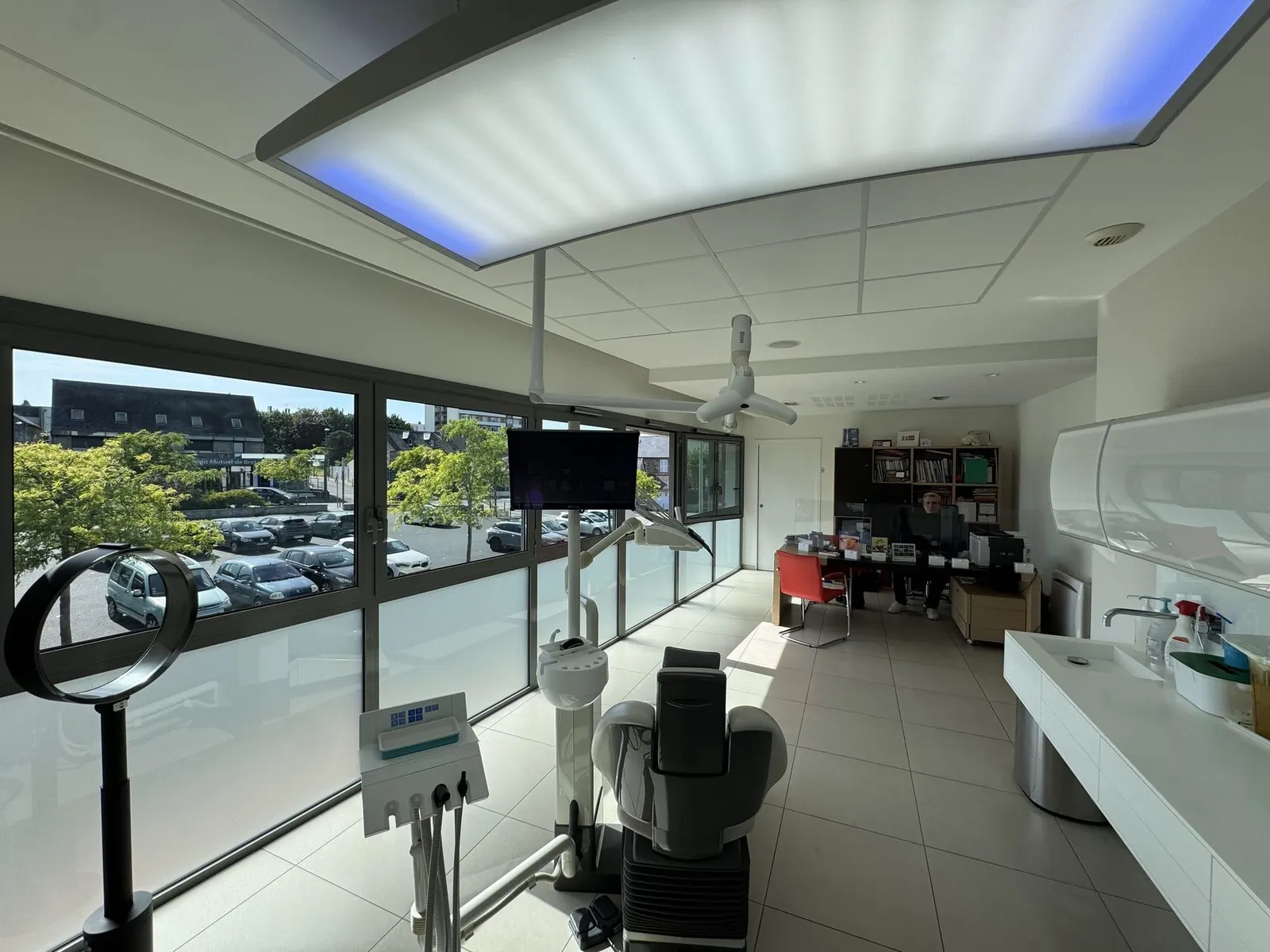 Salle de soin lumineuse du Cabinet Dr Allanche